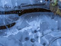 Helle Plättchenmuster in der Eisschicht